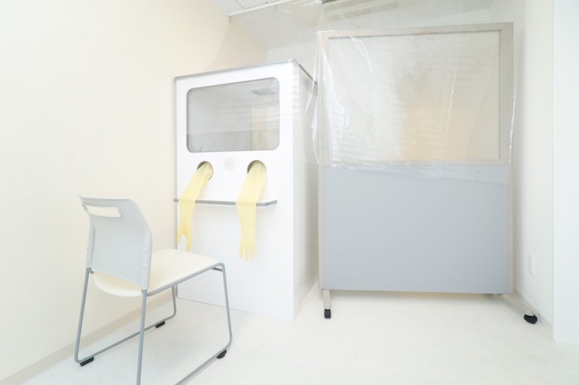 04：発熱外来専用の診察室にて診察を実施